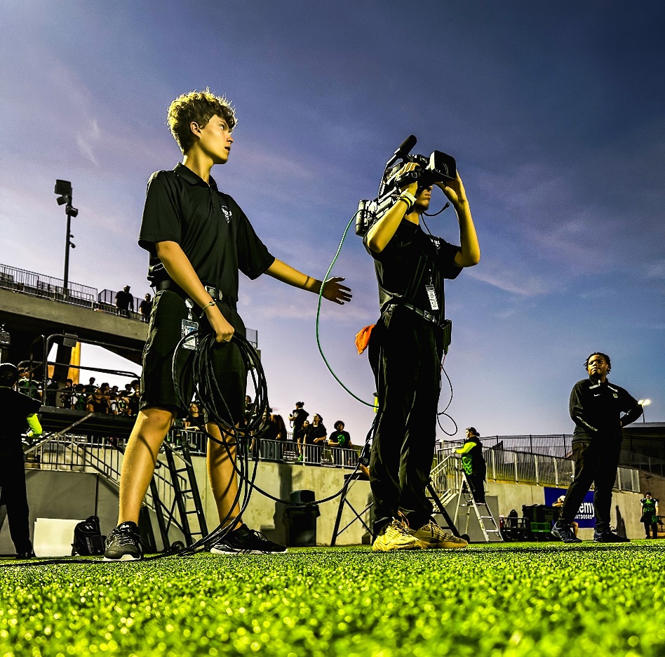 A person holding a camera and a person holding a ropeDescription automatically generated with medium confidence